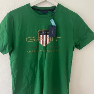 Ny t-shirt från Gant, strl 158/164 - Helt ny t-shirt från Gant, lapparna sitter kvar. 