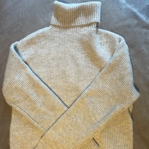 Stickad polotröja H&M - Stickad polotröja ifrån H&M i nyskick, den är storlek S och passar mig som har S i vanliga fall bra. Inte stickig. Säljer för 150kr