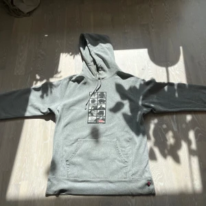 Grå hoodie från Supreme - En grå hoodie från Supreme! Begagnat skick, något slitna ärmar. inköpt för 2500kr