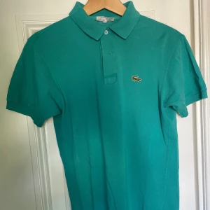 Lacoste Grön/blå piké  - Grön/blå piké från Lacoste. I storlek M