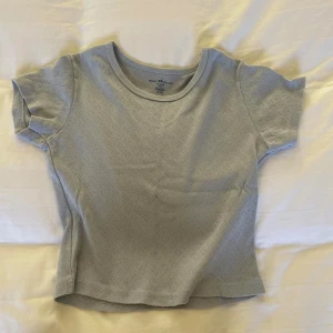 Brandy t shirt❤️ - Säljer denhär jättesöta ljusblå t-shirten med små hjärtan på från brandy Melville😍 så så söt och perfekt nu till när skolan börjar och till hösten😍 jättebra skick, men har en liten minifläck som knappt syns (se sista bilden)❤️❤️
