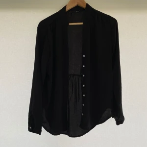 Lager 157 svart skjorta - Säljer en snygg svart skjorta från Lager 157. Perfekt för både vardag och fest. Blusen är i bra skick och passar till många olika outfits. Köp direkt eller ge prisförslag 💛