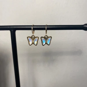 Opal butterfly🦋 - Opal färgade fjärils örhängen. När ljuset reflekterar så ser dem mer blå ut🦋🥰 25kr par!
