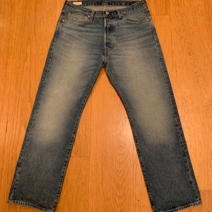 Levi’s straight jeans  - Blå straight Levis jeans i storleken (W34 L30), byxorna är nya och har inte kommit till  användning. Skriv via dm vid funderingar!🤝