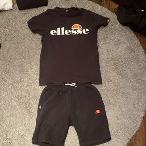 Ett sjukt stiligt ellesse set med både shorts och tshirt T-shirten är lite urtvättad. Inga defekter annars storlek 152-158 12/13 years. Färger svart vit orange och röd. Säljer detta billigt och om ni har några frågor eller är intresserade så skicka.