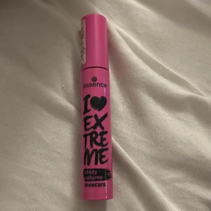 Essence I Love Extreme Crazy Volume Mascara - Säljer en Essence I Love Extreme Crazy Volume Mascara. Denna mascara kommer i en snygg rosa tub med svart text. Den ger extrem volym till dina fransar och har en stor borste för maximal effekt. Perfekt för dramatiska ögonfransar! vill även tillägga att den är använd Max 5 gånger
