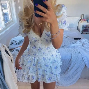 Superfin volangklänning🩵 - Köpt på Vylander för ca 899 kr, hann tyvärr inte returnera så oanvänd. Stolrek S. 400 kr 💕