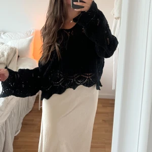 Stickad tröja  - Drömmig kofta från zara !! Knapp använd 💕