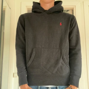 Ralph lauren hoodie - Säljer nu en Ralph lauren hoodie. Färgen är svart och storleken är S men passar M också. Skicket är 9/10 och kostar endast 499kr. Skriv vid några funderingar eller frågor.  