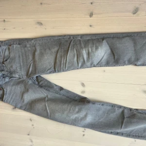 Jeans med slits. - Jättefina grå jeans från zara med slits.