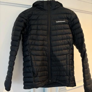 Peakperformance lättdunsjacka - Tja  Säljer nu denna feta peak jackan i storleken 160 men passar 175. Den har skick 9/10 men den är som ny inprensip, Den är perfekt till hösten och våren. Nypris 1400 mitt pris 599.  Tveka inte om frågor och liknanden. Tar emot vissa byten.
