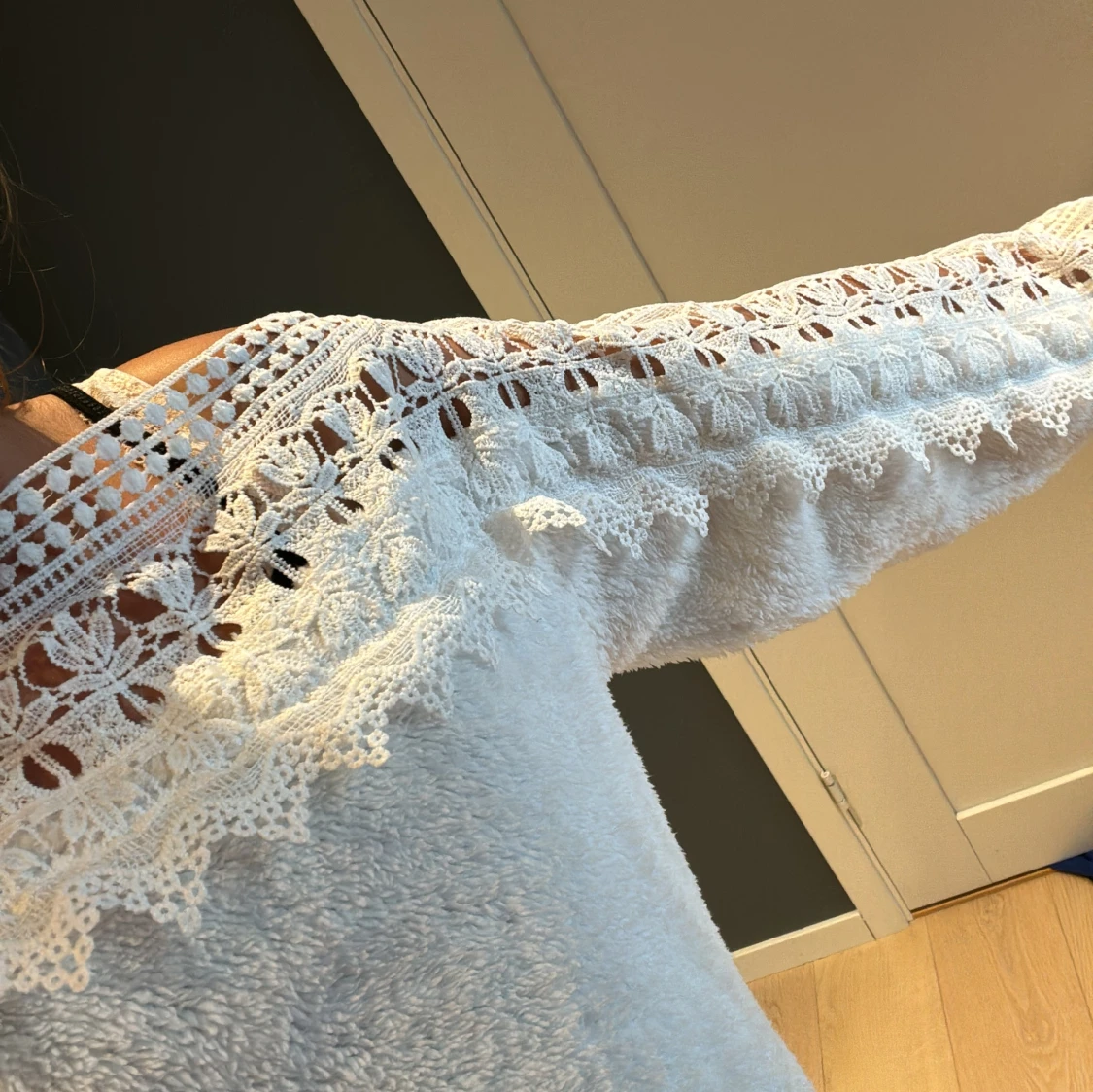 Vit off-shoulder tröja med spetsdetaljer - 92