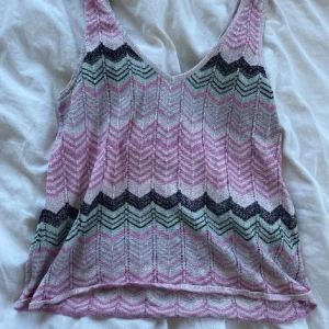 Mönstrad stickad topp från ONLY - Säljer en superfin stickad topp från ONLY. Perfekt för sommaren eller våren! 