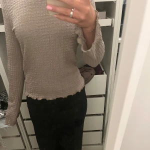 Topp - Jag säljer denna fina beiga bruna toppen från lager 157. Toppen är andvänd 1 gång så är i väldigt bra skick. Storlek s❤️