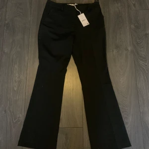 Svarta lågmidjade kostymbyxor  - Svarta lågmidjade kostymbyxor ifrån NA-KD 🖤Aldrig använda förut och i väldigt bra skick!