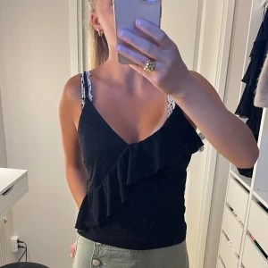 Volang topp - Volangtopp ifrån hm i väldigt fint skick!