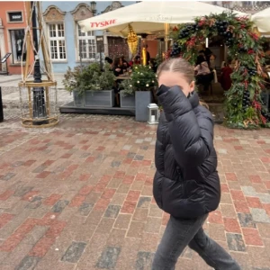 Svart pufferjacka - Säljer en svart pufferjacka i storlek ca 150, (den är stor i storleken enligt hemsidan) Jackan är perfekt för kalla dagar och har en mysig och varm design. Den har långa ärmar och en dragkedja framtill. Passar perfekt för vinter och höst!