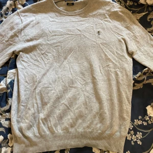 Ralph lauren tröja  - Här säljer jag min fina Ralph lauren tröja för att den inte passa mig så bra men annars är det en jätte fin tröja det är bara en liten fläck på den men det är inget man tänker på 