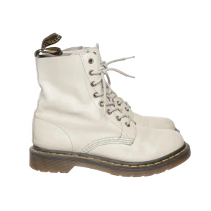 Dr. Martens boots - Säljer dessa populära kängor/stövlar från Dr. Martens till ett väldigt rabatterat pris. Skorna kostar över 2000kr i butik. Skorna är använda men fortfarande i bra skick och luktar ingenting. Stänger annonsens snart så passa på innan det är försent!