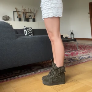 kilklack sneakers  - snygga skor i en mörkgrön färg som jag vill sälja då jag aldrig har använt dom. köpta second hand och pris kan diskuteras 