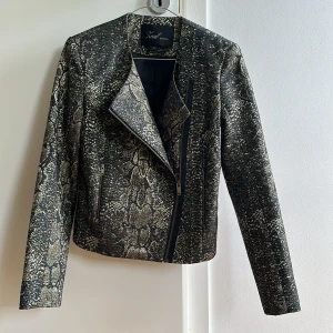 Blazer Zoul sz34 - Blazer från Zoul Mycket fint skick, knappt använd  Storlek 34 Material: 50%bomull, 40%polyester och 10%lurex