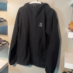 Haglöf jacka - Tjena, säljer denna haglöfs jacka, storlek M-L. Jag är 182cm, 85kg och den sitter precis på mig. Så om du är lite smakar kan den nog passa om du är upp mot 185-190, annars är nog 175-185 bra typ. Kan skicka mått om de önskas. Jättebra skick förresten