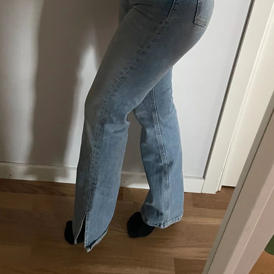 Blå jeans med slit vid foten - 90