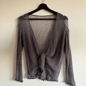 Stickad kofta - Tunt stickad kofta, går att knyta framtill.