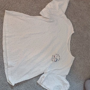 T shirt med tryck  - Vit t shirt med gråa prickar och tryck "so happy together wishing for snow"