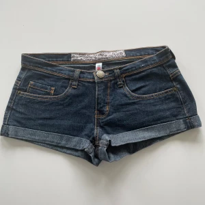 Helt nya ”Lågmidjade jeansshorts” - Supersnygga lågmidjade jeansshorts med assnygga fickor! Perfekta till sommaren, helt nya, aldrig använda. Säljer för 150 kr:)