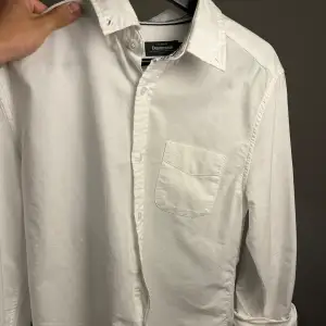 Slim fir Linne skjorta från dressman storlek M, nyskick 9/10 endast använd fåtal gånger!