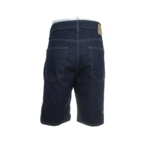 Ett par mörkblåa shorts  - Ett par mörkblåa shorts, den är storlek M ( i man storlek)  Midjemåttet är 86 cm