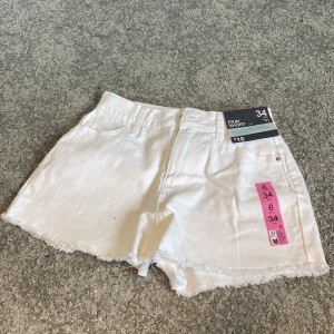 Vita shorts  - Säljer för att de är för stora och inte min stil. Aldrig använt. Köpt i spanien🩷