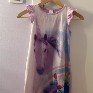 Lila unicorn pyjamas - Denna användes senast för 3 år sedan och användes i cirka 2 år, och är i väldigt bra skick för att ha används i 2 år. Inga skråmor eller något. Kan vara lite skrynklig, men då får man bara stryka dem. Denna är normal i storleken.