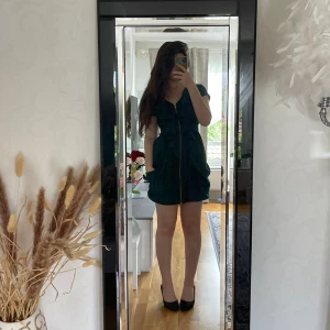 Classy green dress - Detta kan vara klänning och open mantue (loose cloak, coat or robe) d e skit snygg o det passar med allt. Om du vill gå till en club eller bar så kan du ha d på dig :))) 