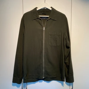A Days March zip overshirt green - Hej, säljer en A Days March overshirt med zip i khaki grön färg. Sparsamt använd och bra skick. Storlek M och True To Size. Nypris 1600kr. Pris kan diskuteras. Hör av dig vid frågor! 