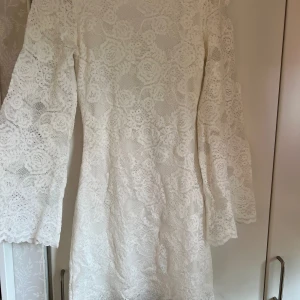 Klänning - Helt ny klänning med prislapp. Öppen rygg och spets Storlek S