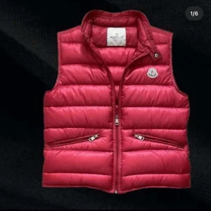 Moncler gui Size 5 - Cond 8/10 Size 5 Nypris: 8500:- Mitt pris 2400:- No og 