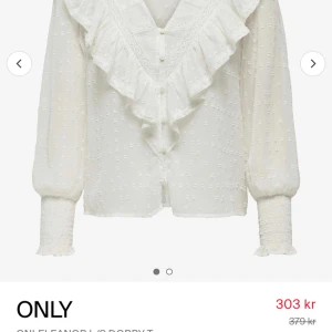 Only blus  - säljer denna blus från only på grund av att den inte passade mig, köpt på boozt för 300kr men tänker mig sälja den för 200❤️  Lappen är kvar och den är endast testad❤️ kontakta mig vid intresse