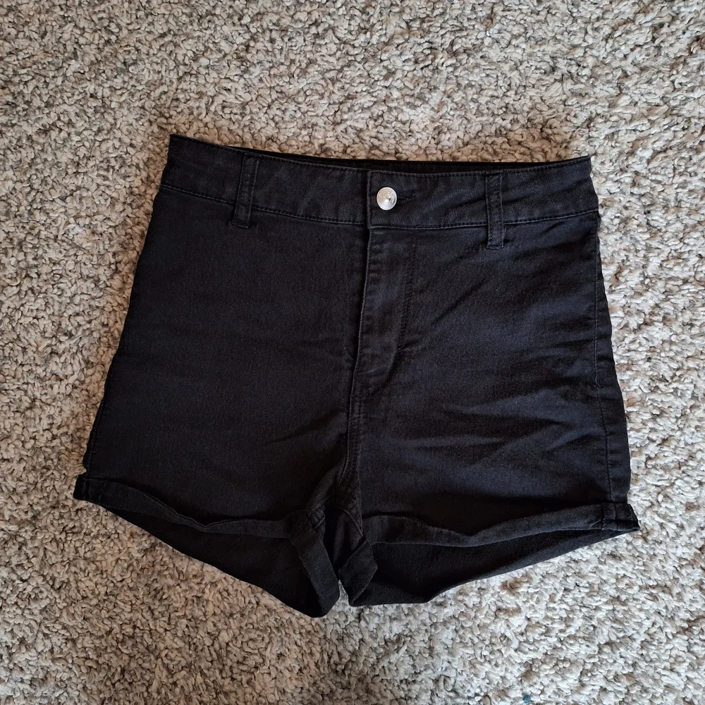 Svarta jeansshorts, högmidjade shorts, hög midja, stretchiga strl 36/S. Missa inte mina andra annonser ❤️. Shorts.