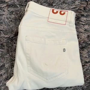 Dondup Jeans  - Säljer nu mina sjukt feta dondup jeans som är perfekta till sommaren. Nypris på 2799kr! Skick 8/10. Hör av er vid frågor & funderingar🤝