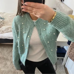 Kofta med pärlor💖 - Säljer denna ur-mysiga, mintgröna, stickade koftan från Zara. Storleken är 164 men jag upplever den större (XS).  Säljer den pga att jag inte använder den, använd 1-2 gång därmed ny-skick.🤩 Hör av dig vid frågor!💌