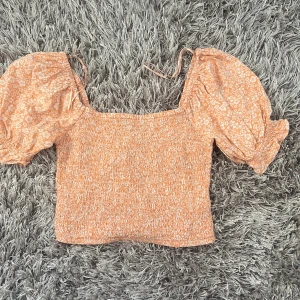 Blommig topp - Söt topp som knappt använts. Den är lite kortare i modellen och har bra stretch. 