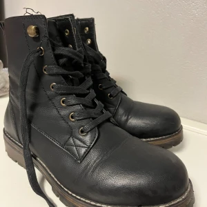 Svarta kängor  - Aldrig använt. 