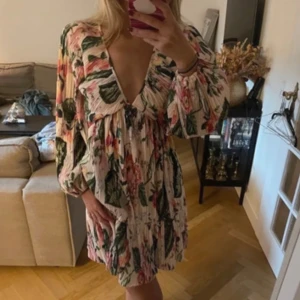 SOMMARKLÄNNING  - jättesöt sommar klänning från hm med prislapp kvar! Perfekt till midsommar💗