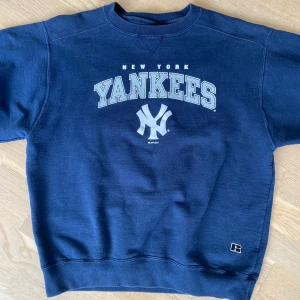Yankees NY collegetröja - Supercool tröja med tryck🤩Vintage i jättebra skick! Storlek L men passar M/S som oversize💕😇