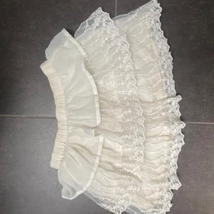 Spetsvolangkjol - Säljer denna perfekta volangkjol med spets! Storlek 146-152 men passar mig som är s-m