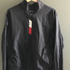 Moncler vindjacka - Mörkblå vindjacka från Moncler i nyskick.