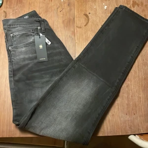 G-Star Raw jeans - Jag säljer ett par G-Star Raw jeans då de ej passade mig. Helt nya och oanvända. Färgen är gråsvart. Passformen är slim fit. Nypris ligger på 1299kr.