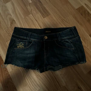 Lågmidjade jeans shorts - Säljer dessa jeans shortsen då dem är för stora för mig och därav ej bild på.✨